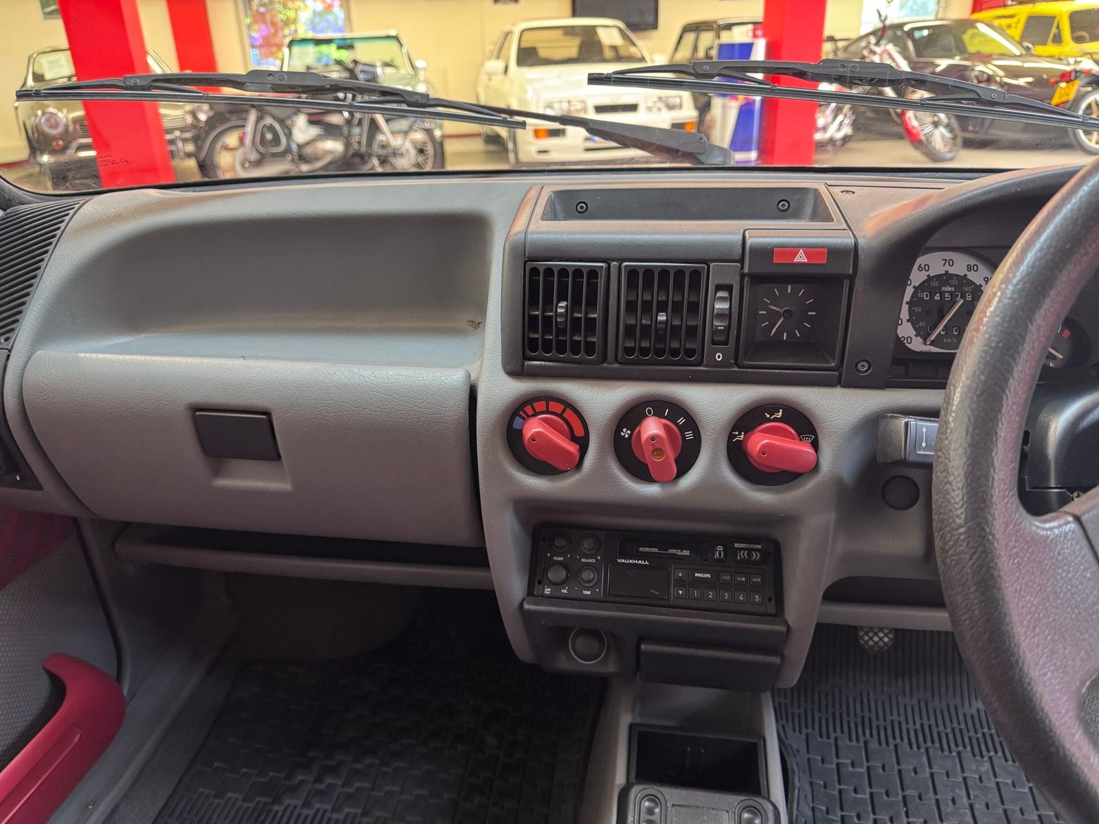 VAUXHALL NOVA 1.4SR - additional view